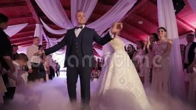 新郎新娘的第一支舞。在黑暗中跳舞。<strong>视频</strong>。<strong>婚礼</strong>